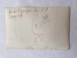 YEŞİLÇAM'IN ÜNLÜ YAPIMCISI BERKER İNANOĞLU'NUN ORİJİNAL 2'Lİ FOTOĞRAF SETİ - 18 x 12 cm EBADINDA - BERKER İNANOĞLU, OĞLU SEZER İNANOĞLU (SEZERCİK) ve KIZI ARZU İNANOĞLU'YL A BİRLİKTE EVİNDE HATIRA POZU VERİRKEN ÇEKİLMİŞ 2 ÖZEL KARE