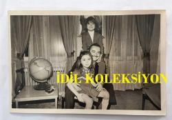 YEŞİLÇAM'IN ÜNLÜ YAPIMCISI BERKER İNANOĞLU'NUN ORİJİNAL 2'Lİ FOTOĞRAF SETİ - 18 x 12 cm EBADINDA - BERKER İNANOĞLU, OĞLU SEZER İNANOĞLU (SEZERCİK) ve KIZI ARZU İNANOĞLU'YL A BİRLİKTE EVİNDE HATIRA POZU VERİRKEN ÇEKİLMİŞ 2 ÖZEL KARE