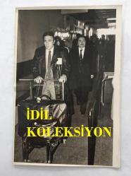 YEŞİLÇAM'IN ÜNLÜ YAPIMCISI BERKER İNANOĞLU'NUN ORİJİNAL 4'LÜ FOTOĞRAF SETİ - 18 x 12 cm EBADINDA - BERKER İNANOĞLU ''YURDA DÖN'' ÇAĞRISINA SON GÜN UYARAK TÜRKİYE'YE DÖNDÜĞÜNDE KENDİSİNİ HAVA LİMANINDA TÜRKER İNANOĞLU ve ANNESİ KARŞILADI, 18 MART 1981 - BERKER İNANOĞLU İNGİLTERE'DEN YURDA DÖNÜP TESLİM OLURKEN ÇEKİLMİŞ 4 FARKLI KARE... ÖZEL ARŞİV
