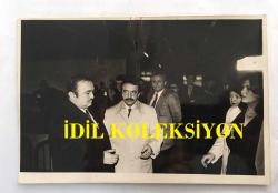 YEŞİLÇAM'IN ÜNLÜ YAPIMCISI BERKER İNANOĞLU'NUN ORİJİNAL 4'LÜ FOTOĞRAF SETİ - 18 x 12 cm EBADINDA - BERKER İNANOĞLU ''YURDA DÖN'' ÇAĞRISINA SON GÜN UYARAK TÜRKİYE'YE DÖNDÜĞÜNDE KENDİSİNİ HAVA LİMANINDA TÜRKER İNANOĞLU ve ANNESİ KARŞILADI, 18 MART 1981 - BERKER İNANOĞLU İNGİLTERE'DEN YURDA DÖNÜP TESLİM OLURKEN ÇEKİLMİŞ 4 FARKLI KARE... ÖZEL ARŞİV