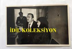 YEŞİLÇAM'IN ÜNLÜ YAPIMCISI BERKER İNANOĞLU'NUN ORİJİNAL 4'LÜ FOTOĞRAF SETİ - 18 x 12 cm EBADINDA - BERKER İNANOĞLU ''YURDA DÖN'' ÇAĞRISINA SON GÜN UYARAK TÜRKİYE'YE DÖNDÜĞÜNDE KENDİSİNİ HAVA LİMANINDA TÜRKER İNANOĞLU ve ANNESİ KARŞILADI, 18 MART 1981 - BERKER İNANOĞLU İNGİLTERE'DEN YURDA DÖNÜP TESLİM OLURKEN ÇEKİLMİŞ 4 FARKLI KARE... ÖZEL ARŞİV