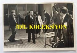 YEŞİLÇAM'IN ÜNLÜ YAPIMCISI BERKER İNANOĞLU'NUN ORİJİNAL 4'LÜ FOTOĞRAF SETİ - 18 x 12 cm EBADINDA - BERKER İNANOĞLU ''YURDA DÖN'' ÇAĞRISINA SON GÜN UYARAK TÜRKİYE'YE DÖNDÜĞÜNDE KENDİSİNİ HAVA LİMANINDA TÜRKER İNANOĞLU ve ANNESİ KARŞILADI, 18 MART 1981 - BERKER İNANOĞLU İNGİLTERE'DEN YURDA DÖNÜP TESLİM OLURKEN ÇEKİLMİŞ 4 FARKLI KARE... ÖZEL ARŞİV