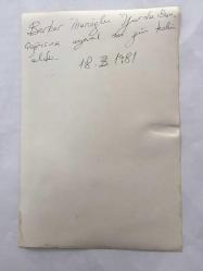 YEŞİLÇAM'IN ÜNLÜ YAPIMCISI BERKER İNANOĞLU'NUN ORİJİNAL 4'LÜ FOTOĞRAF SETİ - 18 x 12 cm EBADINDA - BERKER İNANOĞLU ''YURDA DÖN'' ÇAĞRISINA SON GÜN UYARAK TÜRKİYE'YE DÖNDÜĞÜNDE KENDİSİNİ HAVA LİMANINDA TÜRKER İNANOĞLU ve ANNESİ KARŞILADI, 18 MART 1981 - BERKER İNANOĞLU İNGİLTERE'DEN YURDA DÖNÜP TESLİM OLURKEN ÇEKİLMİŞ 4 FARKLI KARE... ÖZEL ARŞİV