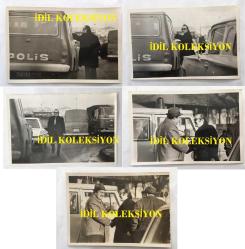 YEŞİLÇAM'IN ÜNLÜ YAPIMCISI BERKER İNANOĞLU'NUN ORİJİNAL 5'Lİ FOTOĞRAF SETİ - 18 x 12 cm EBADINDA - BERKER İNANOĞLU ''YURDA DÖN'' ÇAĞRISINA SON GÜN UYARAK TÜRKİYE'YE DÖNDÜĞÜNDE YOLDA POLİS ARACINDAKİ MEMURLARLA KONUŞMAYA BAŞLARKEN ÇEKİLMİŞ 5 FARKLI KARE, 18 MART 1981 - BERKER İNANOĞLU İNGİLTERE'DEN YURDA DÖNÜP TESLİM OLDU... ÖZEL ARŞİV