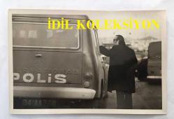 YEŞİLÇAM'IN ÜNLÜ YAPIMCISI BERKER İNANOĞLU'NUN ORİJİNAL 5'Lİ FOTOĞRAF SETİ - 18 x 12 cm EBADINDA - BERKER İNANOĞLU ''YURDA DÖN'' ÇAĞRISINA SON GÜN UYARAK TÜRKİYE'YE DÖNDÜĞÜNDE YOLDA POLİS ARACINDAKİ MEMURLARLA KONUŞMAYA BAŞLARKEN ÇEKİLMİŞ 5 FARKLI KARE, 18 MART 1981 - BERKER İNANOĞLU İNGİLTERE'DEN YURDA DÖNÜP TESLİM OLDU... ÖZEL ARŞİV