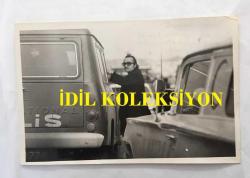 YEŞİLÇAM'IN ÜNLÜ YAPIMCISI BERKER İNANOĞLU'NUN ORİJİNAL 5'Lİ FOTOĞRAF SETİ - 18 x 12 cm EBADINDA - BERKER İNANOĞLU ''YURDA DÖN'' ÇAĞRISINA SON GÜN UYARAK TÜRKİYE'YE DÖNDÜĞÜNDE YOLDA POLİS ARACINDAKİ MEMURLARLA KONUŞMAYA BAŞLARKEN ÇEKİLMİŞ 5 FARKLI KARE, 18 MART 1981 - BERKER İNANOĞLU İNGİLTERE'DEN YURDA DÖNÜP TESLİM OLDU... ÖZEL ARŞİV