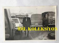 YEŞİLÇAM'IN ÜNLÜ YAPIMCISI BERKER İNANOĞLU'NUN ORİJİNAL 5'Lİ FOTOĞRAF SETİ - 18 x 12 cm EBADINDA - BERKER İNANOĞLU ''YURDA DÖN'' ÇAĞRISINA SON GÜN UYARAK TÜRKİYE'YE DÖNDÜĞÜNDE YOLDA POLİS ARACINDAKİ MEMURLARLA KONUŞMAYA BAŞLARKEN ÇEKİLMİŞ 5 FARKLI KARE, 18 MART 1981 - BERKER İNANOĞLU İNGİLTERE'DEN YURDA DÖNÜP TESLİM OLDU... ÖZEL ARŞİV