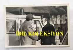 YEŞİLÇAM'IN ÜNLÜ YAPIMCISI BERKER İNANOĞLU'NUN ORİJİNAL 5'Lİ FOTOĞRAF SETİ - 18 x 12 cm EBADINDA - BERKER İNANOĞLU ''YURDA DÖN'' ÇAĞRISINA SON GÜN UYARAK TÜRKİYE'YE DÖNDÜĞÜNDE YOLDA POLİS ARACINDAKİ MEMURLARLA KONUŞMAYA BAŞLARKEN ÇEKİLMİŞ 5 FARKLI KARE, 18 MART 1981 - BERKER İNANOĞLU İNGİLTERE'DEN YURDA DÖNÜP TESLİM OLDU... ÖZEL ARŞİV