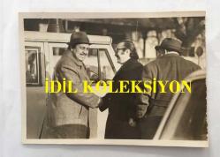 YEŞİLÇAM'IN ÜNLÜ YAPIMCISI BERKER İNANOĞLU'NUN ORİJİNAL 5'Lİ FOTOĞRAF SETİ - 18 x 12 cm EBADINDA - BERKER İNANOĞLU ''YURDA DÖN'' ÇAĞRISINA SON GÜN UYARAK TÜRKİYE'YE DÖNDÜĞÜNDE YOLDA POLİS ARACINDAKİ MEMURLARLA KONUŞMAYA BAŞLARKEN ÇEKİLMİŞ 5 FARKLI KARE, 18 MART 1981 - BERKER İNANOĞLU İNGİLTERE'DEN YURDA DÖNÜP TESLİM OLDU... ÖZEL ARŞİV