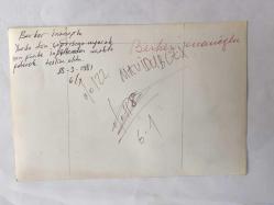 YEŞİLÇAM'IN ÜNLÜ YAPIMCISI BERKER İNANOĞLU'NUN ORİJİNAL 5'Lİ FOTOĞRAF SETİ - 18 x 12 cm EBADINDA - BERKER İNANOĞLU ''YURDA DÖN'' ÇAĞRISINA SON GÜN UYARAK TÜRKİYE'YE DÖNDÜĞÜNDE YOLDA POLİS ARACINDAKİ MEMURLARLA KONUŞMAYA BAŞLARKEN ÇEKİLMİŞ 5 FARKLI KARE, 18 MART 1981 - BERKER İNANOĞLU İNGİLTERE'DEN YURDA DÖNÜP TESLİM OLDU... ÖZEL ARŞİV