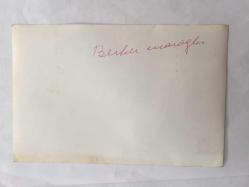 YEŞİLÇAM'IN ÜNLÜ YAPIMCISI BERKER İNANOĞLU'NUN ORİJİNAL 5'Lİ FOTOĞRAF SETİ - 18 x 12 cm EBADINDA - BERKER İNANOĞLU ''YURDA DÖN'' ÇAĞRISINA SON GÜN UYARAK TÜRKİYE'YE DÖNDÜĞÜNDE YOLDA POLİS ARACINDAKİ MEMURLARLA KONUŞMAYA BAŞLARKEN ÇEKİLMİŞ 5 FARKLI KARE, 18 MART 1981 - BERKER İNANOĞLU İNGİLTERE'DEN YURDA DÖNÜP TESLİM OLDU... ÖZEL ARŞİV