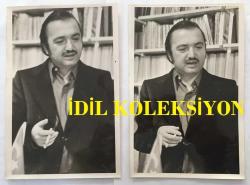 YEŞİLÇAM'IN ÜNLÜ YAPIMCISI BERKER İNANOĞLU'NUN ORİJİNAL 2'Lİ FOTOĞRAF SETİ - 18 x 12 cm EBADINDA - BERKER İNANOĞLU ELİNDE SİGARASINI TUTTUĞU ANLARDA KONUŞURKEN ÇEKİLMİŞ 2 FARKLI FOTOĞRAF