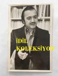 YEŞİLÇAM'IN ÜNLÜ YAPIMCISI BERKER İNANOĞLU'NUN ORİJİNAL 2'Lİ FOTOĞRAF SETİ - 18 x 12 cm EBADINDA - BERKER İNANOĞLU ELİNDE SİGARASINI TUTTUĞU ANLARDA KONUŞURKEN ÇEKİLMİŞ 2 FARKLI FOTOĞRAF