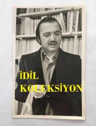 YEŞİLÇAM'IN ÜNLÜ YAPIMCISI BERKER İNANOĞLU'NUN ORİJİNAL 2'Lİ FOTOĞRAF SETİ - 18 x 12 cm EBADINDA - BERKER İNANOĞLU ELİNDE SİGARASINI TUTTUĞU ANLARDA KONUŞURKEN ÇEKİLMİŞ 2 FARKLI FOTOĞRAF