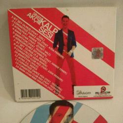 Cd Sinan Akçıl Kalp Sesi albümü. Orijinal. Sorunsuz çalışıyor.    1. B'işey Olmuş Feat: İzel 2. Cumartesi Dance Mix Feat: Ajda Pekkan 3. Atma Feat: Hande Yener 4. Bana Uyan Feat: Ziynet Sali 5. Şampiyon Feat: Teodora 6. Söndürülmez İstanbul Feat: Hande Yener 7. Bişey Olmuş (E.K. Remix) 8. Atma (Yalçın Aşan Remix) 9. Cumartesi (Club Mix) Feat: Ajda Pekkan 10. Şampiyon (Solo) 11. Atma S.Ç. Remix 12. Cumartesi (Dance Mix) 13. Cumartesi (Club Mix) 14. Bana Uyan (R&B Versiyon) Feat: Elif Kaya