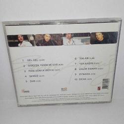 Cd Emre Altuğ sıcak albümü. Orijinal. Dinlemeyi etkilemeyen çizikler var. Sorunsuz çalışıyor.