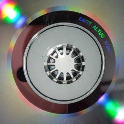 Cd Emre Altuğ sıcak albümü. Orijinal. Dinlemeyi etkilemeyen çizikler var. Sorunsuz çalışıyor.