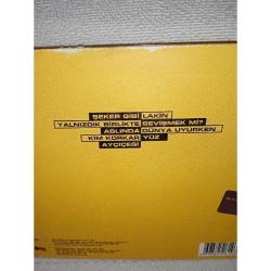 Cd Grup Frapan - Frapan. Grubun İlk Albümü. Orijinal. Dinlemeyi etkilemeyen çizikler var. Sorunsuz çalışıyor.