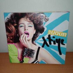 Cd Atiye Budur albümü. Dinlemeyi etkilemeyen çizikler var. Orijinal. Sorunsuz çalışıyor.