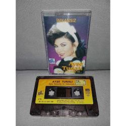 Kaset Ayşe Tunalı, Öyle Özledim ki / İmkansız Albümü. 1989 Kağıt Baskı. Orijinal. Sorunsuz çalışıyor. Kasette yazı var.
