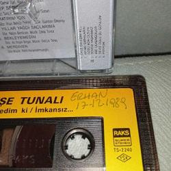 Kaset Ayşe Tunalı, Öyle Özledim ki / İmkansız Albümü. 1989 Kağıt Baskı. Orijinal. Sorunsuz çalışıyor. Kasette yazı var.