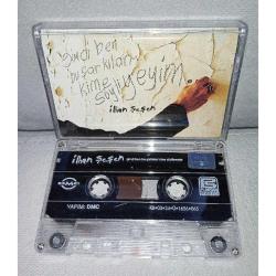 Kaset İlhan Şeşen şimdi ben bu şarkıları kime Söyliyeyim albümü. Orijinal. Sorunsuz çalışıyor.