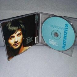 Cd Tarkan kuzu kuzu remix albüm. Dinlemeyi etkilemeyen çizikler var. Orijinal. Sorunsuz çalışıyor.