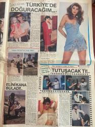 FOTOSPOR GAZETESİ DOĞUM GÜNÜ HEDİYESİ - 19 ARALIK 1993 - SAYI: 34 - 2 SAYFADIR -Gizem - Sevililer - Sazener - Ayşecik - Perihan Savaş - Hülya Yiğitalp - Cüneyt Arkın - Sezen Aksu - Banu Alkan - Ayşegül Aldinç - Zeki Müren - Ferdi Özbeğen - Necmi Türk - Günşır Bayrın - Gülgün Bayrın - Oya Aydoğan - Güngör Bayrın - Zerrin Çelikgül - Ertuğ Tunalı - Nefise Karatay - Galip Usta - Haldun Dormen - Oya Peri - Nuri Alço - Tamer Yiğit - Hülya Koçyiğit - Çetin Tekindor - Gizem’in mazereti soyunmasından büyük - Çağ atlıyormuş - Sesleri yüzünden başları belada - Bu ne güzel ses susabilir mi - Bayan ödül nereye - Geceler karara bilir - Ayşegül Aldinç için tehlike çanları - Ve Zeki Müren - Dişi gazelhan zorlanıyor - İlk kez ayrıldılar - Yeşilçam’a bir Ayşecik geliyor - Çocuğumu Türkiye’de doğuracağım - Elini kana buladı - Tutuşacaktı - Unutamıyor - Uçamadığına yandı