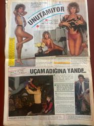 FOTOSPOR GAZETESİ DOĞUM GÜNÜ HEDİYESİ - 19 ARALIK 1993 - SAYI: 34 - 2 SAYFADIR -Gizem - Sevililer - Sazener - Ayşecik - Perihan Savaş - Hülya Yiğitalp - Cüneyt Arkın - Sezen Aksu - Banu Alkan - Ayşegül Aldinç - Zeki Müren - Ferdi Özbeğen - Necmi Türk - Günşır Bayrın - Gülgün Bayrın - Oya Aydoğan - Güngör Bayrın - Zerrin Çelikgül - Ertuğ Tunalı - Nefise Karatay - Galip Usta - Haldun Dormen - Oya Peri - Nuri Alço - Tamer Yiğit - Hülya Koçyiğit - Çetin Tekindor - Gizem’in mazereti soyunmasından büyük - Çağ atlıyormuş - Sesleri yüzünden başları belada - Bu ne güzel ses susabilir mi - Bayan ödül nereye - Geceler karara bilir - Ayşegül Aldinç için tehlike çanları - Ve Zeki Müren - Dişi gazelhan zorlanıyor - İlk kez ayrıldılar - Yeşilçam’a bir Ayşecik geliyor - Çocuğumu Türkiye’de doğuracağım - Elini kana buladı - Tutuşacaktı - Unutamıyor - Uçamadığına yandı