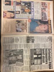 HAFTASONU GAZETESİ DOĞUM GÜNÜ HEDİYESİ - 26 NİSAN 1995 - SAYI: 17 - TAM TAKIM 20 SAYFADIR -Memiş-Sisi-İdil Çeliker-Orhan Gencebay-Hülya Avşar-Sinan-Begüm-Tülay Mine-Mine Mutlu-Necat Uygur-Yüksel Şengül-Ömer Ünlüçay-Hayal Davran-Adnan Şenses-Begüm-Özbek-Ayşe Byazıt-Sibel Çarmıklı-Sarıhan Tekin-Aylin Oktay-Ece Güner-Bahar Gökpınar-Nesrin Liter-İnci Gazioğlu-Feryal Gülman-Gülşen Işık-Birsen Renda-Bahire Güven-Rüzzan Ziyal-Dr. Müşfik Koryak-Aliye Esen-Bellur Tokat-Gül-Kosta Şonef-Figen-Zeki Çamkak-Dilek Anayolu-Ferai Ören-Levent Pişkiner-Seren Serengil-Orhan Onör-Nukhet Mızraklı-Haftasonu-Memiş’e 3. Homo Raporu-Sisi, Memiş’i dövecekti-Almanya’da neler oldu-Ağır Roman nihayet-Hülya’nın ilk muradıyeti-Nişanlım hamileymiş Sinan-Mine’yi morartan kadın-Üçledi ve kaçtı-Mucize yaratan devlet memuru-Sırtımdan para kazananlara lanet olsun-Tıp’taki asalaklar-Begüm’ün kalbi pit pit atıyor-Artık gizlenmiyorlar-Hayal Davran aşkı-Bir Özbek daveti-Defiledeki manken konuklar-Derishow’un sürprizi-Mücevherl