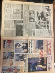 HAFTASONU GAZETESİ DOĞUM GÜNÜ HEDİYESİ - 26 NİSAN 1995 - SAYI: 17 - TAM TAKIM 20 SAYFADIR -Memiş-Sisi-İdil Çeliker-Orhan Gencebay-Hülya Avşar-Sinan-Begüm-Tülay Mine-Mine Mutlu-Necat Uygur-Yüksel Şengül-Ömer Ünlüçay-Hayal Davran-Adnan Şenses-Begüm-Özbek-Ayşe Byazıt-Sibel Çarmıklı-Sarıhan Tekin-Aylin Oktay-Ece Güner-Bahar Gökpınar-Nesrin Liter-İnci Gazioğlu-Feryal Gülman-Gülşen Işık-Birsen Renda-Bahire Güven-Rüzzan Ziyal-Dr. Müşfik Koryak-Aliye Esen-Bellur Tokat-Gül-Kosta Şonef-Figen-Zeki Çamkak-Dilek Anayolu-Ferai Ören-Levent Pişkiner-Seren Serengil-Orhan Onör-Nukhet Mızraklı-Haftasonu-Memiş’e 3. Homo Raporu-Sisi, Memiş’i dövecekti-Almanya’da neler oldu-Ağır Roman nihayet-Hülya’nın ilk muradıyeti-Nişanlım hamileymiş Sinan-Mine’yi morartan kadın-Üçledi ve kaçtı-Mucize yaratan devlet memuru-Sırtımdan para kazananlara lanet olsun-Tıp’taki asalaklar-Begüm’ün kalbi pit pit atıyor-Artık gizlenmiyorlar-Hayal Davran aşkı-Bir Özbek daveti-Defiledeki manken konuklar-Derishow’un sürprizi-Mücevherl