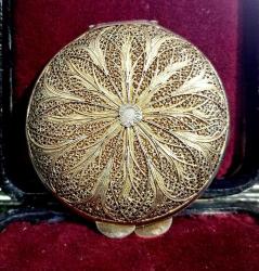 GÜMÜŞ TELKARİ İŞÇİLİKLİ AİT OLDUĞU DÜK'LÜĞÜN MİNELİ TAÇ SİMGESİNİ TAŞIYAN PUDRİYER 66,97 GR ÇAP 6 CM