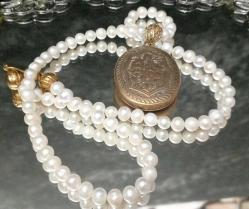 İŞLEMELİ BRONZ RESİMLİK UÇLU GERÇEK İNCİ KOLYE UZUNLUK 33 CM