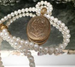 İŞLEMELİ BRONZ RESİMLİK UÇLU GERÇEK İNCİ KOLYE UZUNLUK 33 CM