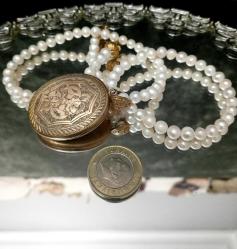 İŞLEMELİ BRONZ RESİMLİK UÇLU GERÇEK İNCİ KOLYE UZUNLUK 33 CM