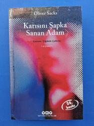 KARISINI ŞAPKA SANAN ADAM