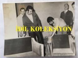 Efemera - KLASİK TÜRK MÜZİĞİ SANATÇISI ve BESTECİ YILDIRIM GÜRSES'İN ORİJİNAL FOTOĞRAFI - 15 x 12 cm EBADINDA - YILDIRIM GÜRSES KOLTUKLARIN DİZİLİŞİNİ KONTROL EDERKEN ÇEKİLMİŞ BİR FOTOĞRAF - kitantik - kitaLog