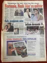 HAFTASONU GAZETESİ DOĞUM GÜNÜ HEDİYESİ - 19 ŞUBAT 1988 - SAYI: 8 - 2 SAYFADIR -Hale Soygazi-Müjde Ar-Şakir Terenzioğlu-Nastassia Kinski-Hasbi Ağaoğlu-Memetoğlu-Yeşilçam-Semiramis Pekkan-Sema Tüfekçi-Orhonsay-Efes Pilsen-Eurovision’da otel rezaleti-Dağınık yatak-Olay romanı olay film-Kulis çocuğunun sonu-Nastassia Hasbi Ağa’ya geliyor-İntikam davasında 14. raunt-Güzel yemekler özel sofralar