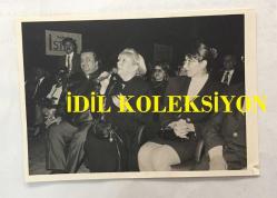 KLASİK TÜRK MÜZİĞİ SANATÇISI ve BESTECİ YILDIRIM GÜRSES'İN ORİJİNAL FOTOĞRAFI - 12,5 x 9 cm EBADINDA - YILDIRIM GÜRSES BİR KONFERANS DİNLERKEN ÇEKİLMİŞ BİR FOTOĞRAF