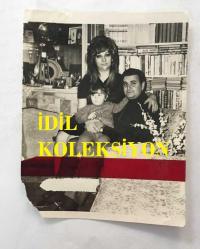 KLASİK TÜRK MÜZİĞİ SANATÇISI ve BESTECİ YILDIRIM GÜRSES'İN ORİJİNAL FOTOĞRAFI - 12 x 9 cm EBADINDA - YILDIRIM GÜRSES, EŞİ AYLA GÜRSES ve ÇOCUĞU BEYAZIT GÜRSES'LE 1960'LARDA HATIRA POZU VERİRKEN ÇEKİLMİŞ BİR FOTOĞRAF