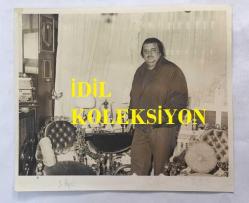 KLASİK TÜRK MÜZİĞİ SANATÇISI ve BESTECİ YILDIRIM GÜRSES'İN ORİJİNAL FOTOĞRAFI - 15 x 12,5 cm EBADINDA - YILDIRIM GÜRSES EVİNDE AYAKTA POZ VERİRKEN ÇEKİLMİŞ BİR FOTOĞRAF