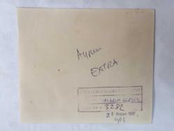 KLASİK TÜRK MÜZİĞİ SANATÇISI ve BESTECİ YILDIRIM GÜRSES'İN ORİJİNAL FOTOĞRAFI - 15 x 12,5 cm EBADINDA - YILDIRIM GÜRSES EVİNDE AYAKTA POZ VERİRKEN ÇEKİLMİŞ BİR FOTOĞRAF