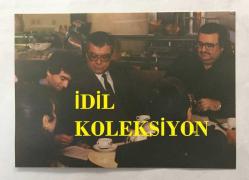 KLASİK TÜRK MÜZİĞİ SANATÇISI ve BESTECİ YILDIRIM GÜRSES'İN ORİJİNAL FOTOĞRAFI - 12,5 x 9 cm EBADINDA - YILDIRIM GÜRSES BİR MEKANDA KAHVE İÇERKEN ÇEKİLMİŞ BİR FOTOĞRAF