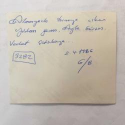 KLASİK TÜRK MÜZİĞİ SANATÇISI ve BESTECİ YILDIRIM GÜRSES'İN ORİJİNAL FOTOĞRAFI - 10 x 8 cm EBADINDA - YILDIRIM GÜRSES ALMANYA TURNESİNDE EŞİ AYLA GÜRSES ve VEDAT ÇETİNKAYA'YLA SAHNEDEYKEN ÇEKİLMİŞ BİR FOTOĞRAF, 2 NİSAN 1986