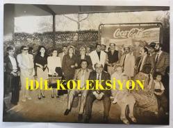 KLASİK TÜRK MÜZİĞİ SANATÇISI ve BESTECİ YILDIRIM GÜRSES'İN ORİJİNAL BÜYÜK BOY FOTOĞRAFI - 24 x 18 cm EBADINDA - YILDIRIM GÜRSES, AHMET ÖZHAN ve TÜRK SANAT MÜZİĞİNİN ÖNEMLİ İSİMLERİ ALMANYA BERLİN'DE TOPLUCA HATIRA POZU VERİRLERKEN ÇEKİLMİŞ BİR FOTOĞRAF