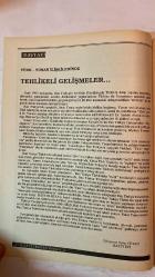 YENİ BATI TRAKYA DİKİ AYLIK AKTÜEL, TARİH VE KÜLTÜR DERGİSİ - ŞUBAT 1990 SAYI: 83 SÜLEYMAN SEFER CİHAN - NEVZAT KARAGİL - SÜLEYMAN TAKKECİ - VEDAT ÇORAPÇI - İBRAHİM VATANSEVER - DERVİŞ MANİZADE - AYHAN SONGAR - NEVZAT YALÇINTAŞ - AHMET KABAKLI - AHMET ÖMER ÜSTETİK - ENVER KAVAKLI - RIDVAN HÜSEYİNOĞLU - NEDİM ATAMER - H. ÜMRAN NARGÜL - SADIK AHMET - İBRAHİM ŞERİF - MESUT YILMAZ - TURGUT KAZAN - CEMAL ÖZBİLEN - İRFAN GÜRPINAR - YAŞAR TOPÇU - SEBAHATTİN EMİN - ADEM BEKİROĞLU - HASAN KAŞIKÇIOĞLU - HÜSEYİN AGA - ANDREA STOYANNIDIS - STIL BLEÇAS - M. MÜFTÜOĞLU - I. ONSUNOĞLU - Y. SAKARIS - AHMET MEHMET - BAY FAKİRİDİS - BAYAN KARANDREU BU NASIL YUNAN ADALETİ - TÜRKÜZ DEDİKLERİ İÇİN 18 AYA MAHKUM EDİLDİLER - BATI TRAKYA TÜRKÜNE VURULAN YUNAN PRANGALARI - DR. SADIK AHMET VE İBRAHİM ŞERİF HAPSEDİLDİLER - BATI TRAKYA TÜRK LİDERLERİNE 18 AY HAPİS - BATI TRAKYA'DA TEHLİKELİ OYUNLAR - BATI TRAKYA'DA YUNAN TERÖRÜ - MESUT YILMAZ'DAN YARALI SOYDAŞLARA GEÇMİŞ OLSUN - YUNA - TAM TAKIM EKSİKSİZ  42 SAYFA