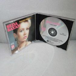 CD Seda Sayan ya benim olursun. Orijinal 1990 pembe bandrollü dönem baskı albüm. NADİR. iyi durumda koleksiyonluk
