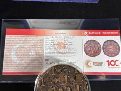 TÜRKİYE CUMHURİYETİ’NİN 100. YILI – BRONZ HATIRA SİKKESİ (DARPHANE ÖZEL BASIM) ve Özel Kadife Kutusu