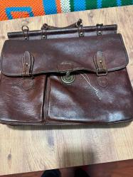 Hakiki deri evrak çantası Vintage 25-30 yıllık  Gön marka hakiki deri Evrak çantası  Az kullanılmış taba renkli askılı orijinal evrak çantası toplam 8 göz, çok kaliteli Anahtarı üstünde Askı kayışı yok ,Herhangi yırtığı söküğü yok