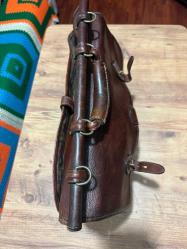 Hakiki deri evrak çantası Vintage 25-30 yıllık  Gön marka hakiki deri Evrak çantası  Az kullanılmış taba renkli askılı orijinal evrak çantası toplam 8 göz, çok kaliteli Anahtarı üstünde Askı kayışı yok ,Herhangi yırtığı söküğü yok